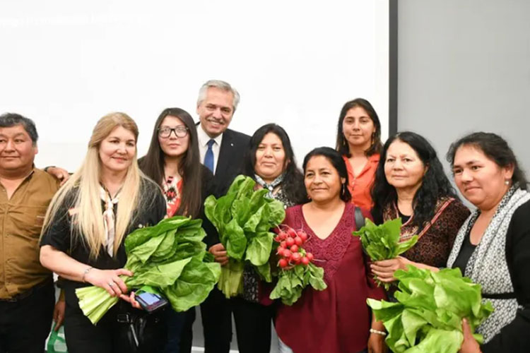 Alberto Fernández junto a trabajadores cooperativos. Crédito: Ámbito Alberto Fernández junto a trabajadores cooperativos. Crédito: Ámbito